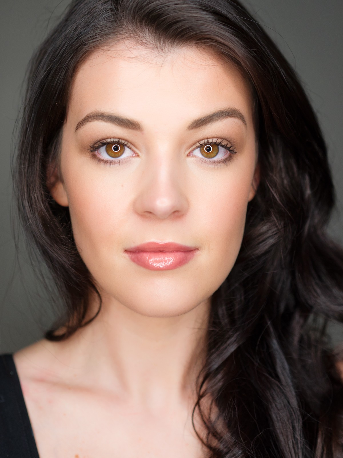 Close-up actor headshot of a woman with brown eyes